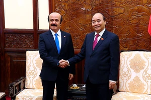 Chủ tịch nước Nguyễn Xuân Phúc tiếp Đại sứ Qatar Mohamed Ismail Al-Emadi chào từ biệt kết thúc nhiệm kỳ công tác tại Việt Nam. Ảnh: QUẾ SƠN ​
