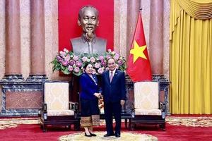 Chủ tịch nước Nguyễn Xuân Phúc tiếp Trưởng Ban Tổ chức Trung ương Đảng Nhân dân Cách mạng Lào