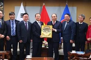 Chủ tịch nước tặng quà một số tổ chức hữu nghị, hợp tác kinh tế, văn hóa, giao lưu nhân dân Hàn - Việt