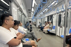 Lượng hành khách đi metro ổn định hơn ngày đầu hoạt động