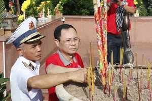 Đoàn đại biểu TPHCM dâng hương tưởng nhớ các anh hùng liệt sĩ tại Côn Đảo