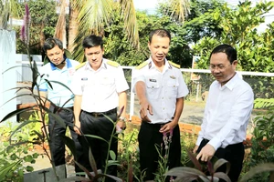 Đoàn đại biểu TPHCM đến thăm cán bộ, chiến sĩ và nhân dân trên đảo Hòn Đốc