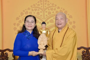 Chủ tịch HĐND TPHCM Nguyễn Thị Lệ chúc mừng Hòa thượng Thích Thiện Nhơn. Ảnh: CAO THĂNG