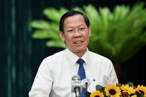 Chủ tịch UBND TPHCM Phan Văn Mãi trả lời chất vấn. Ảnh: VIỆT DŨNG