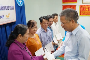 Tặng 150 sổ BHXH cho người dân khó khăn tại TPHCM
