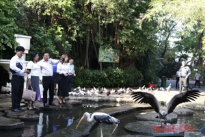 Các đại biểu khảo sát tại Công viên văn hóa Đầm Sen. Ảnh: NGÔ BÌNH. 