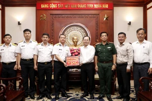 Đồng chí Nguyễn Văn Hiếu tặng quà Lữ đoàn 189 Hải quân