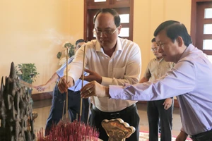 Đồng chí Nguyễn Hồ Hải dâng hương tưởng niệm cố Thủ tướng Võ Văn Kiệt.
