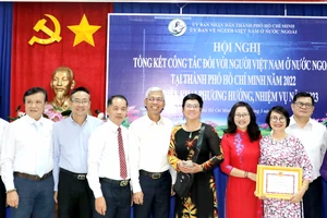 Phó Chủ tịch UBND TPHCM Võ Văn Hoan chụp hình lưu niệm cùng các đại biểu.