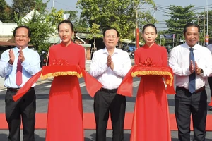 Phó Bí thư Thành ủy TPHCM Nguyễn Văn Hiếu cắt băng khánh thành công viên, đường giao thông ở Hóc Môn
