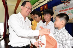 Đồng chí Nguyễn Hồ Hải tặng quà các em thiếu nhi tại Trung tâm Nuôi dưỡng bảo trợ trẻ em Linh Xuân. Ảnh: VIỆT DŨNG.