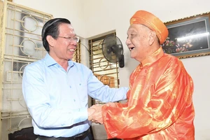 Chủ tịch UBND TPHCM Phan Văn Mãi thăm, chúc thọ cụ Nguyễn Ngọc Thuận. Ảnh: VIỆT DŨNG.