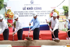 Lãnh đạo quận 12 thực hiện nghi thức khởi công tuyến hẻm số 52, đường Vườn Lài.
