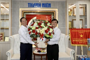 Chủ tịch UBND TPHCM Phan Văn Mãi tặng hoa, quà chúc mừng Báo Thanh Niên. Ảnh: DŨNG PHƯƠNG.