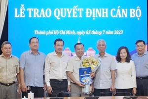 Phó Chủ tịch UBND TPHCM Võ Văn Hoan trao quyết định cho ông Huỳnh Trung Lâm