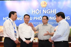 Thủ tướng Chính phủ Phạm Minh Chính trao đổi với các đại biểu tại hội nghị. Ảnh: VIỆT DŨNG