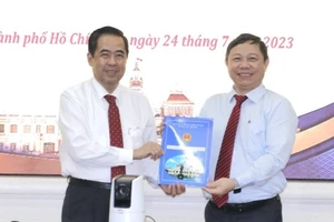 Phó Chủ tịch UBND TPHCM Dương Anh Đức trao quyết định cho ông Nguyễn Văn Lâm