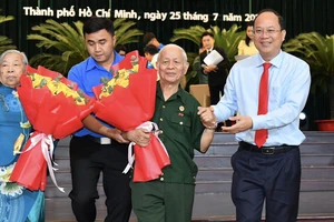 Phó Bí thư Thành ủy TPHCM Nguyễn Hồ Hải cùng các đại biểu người có công. Ảnh: VIỆT DŨNG.