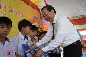 Chủ tịch UBND TPHCM Phan Văn Mãi: Nghiên cứu xây dựng trường học "dã chiến" ở khu vực chưa đủ chỉ tiêu phòng học