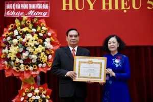 Nguyên Thường trực Ban Bí thư Lê Hồng Anh nhận Huy hiệu 55 năm tuổi Đảng