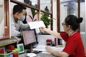 Công chức phường Bình Hưng Hòa A, quận Bình Tân tiếp nhận giải quyết hồ sơ cho người dân