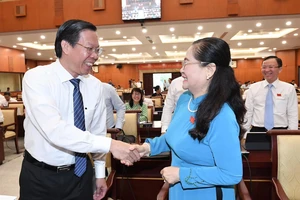 Chủ tịch UBND TPHCM Phan Văn Mãi trao đổi với Chủ tịch HĐND TPHCM Nguyễn Thị Lệ tại kỳ họp. Ảnh: VIỆT DŨNG