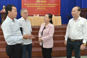 Chủ tịch HĐND TPHCM Nguyễn Thị Lệ trao đổi cùng cử tri và lãnh đạo huyện Hóc Môn tại buổi tiếp xúc. Ảnh: CAO THĂNG
