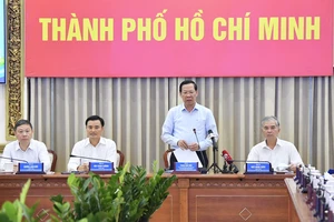 Đồng chí Phan Văn Mãi phát biểu tại phiên họp tình hình kinh tế - xã hội tháng 10-2023. Ảnh: VIỆT DŨNG