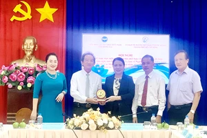 Lãnh đạo Ủy ban về người Việt Nam ở nước ngoài TPHCM và Liên hiệp các tổ chức hữu nghị tỉnh Đồng Nai tại hội nghị