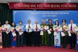 Đồng chí Nguyễn Phước Lộc và đồng chí Phan Nguyễn Như Khuê chúc mừng các đảng viên được tuyên dương. Ảnh: HOÀNG HÙNG