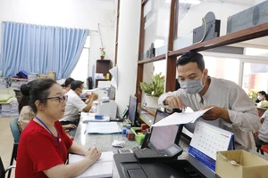 Người dân làm thủ tục hành chính tại UBND phường Bình Hưng Hòa A, quận Bình Tân