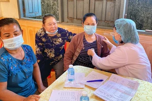 Bác sĩ khám bệnh, phát thuốc cho người dân có hoàn cảnh khó khăn tại Lào
