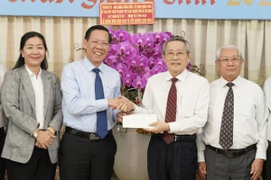 Đồng chí Phan Văn Mãi thăm, chúc mừng Tổng Liên hội Hội thánh Tin Lành Việt Nam (miền Nam). Ảnh: HOÀNG HÙNG