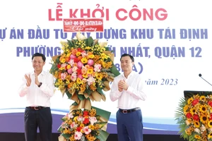 Phó Chủ tịch UBND TPHCM Bùi Xuân Cường tặng hoa của Thành ủy - HĐND - UBND - Ủy ban MTTQ Việt Nam TPHCM chúc mừng khởi công dự án