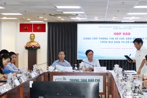Phó Trưởng Ban Tuyên giáo Thành ủy TPHCM Phạm Đức Hải và Phó Giám đốc Sở TT-TT TPHCM Nguyễn Ngọc Hồi chủ trì họp báo