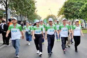 Phó Chủ tịch UBND TPHCM Nguyễn Văn Dũng cùng các đại biểu tham gia đi bộ đồng hành