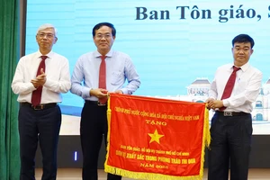 Phó Chủ tịch UBND TPHCM Võ Văn Hoan trao Cờ thi đua của Chính phủ tặng Ban Tôn giáo (Sở Nội vụ TPHCM)