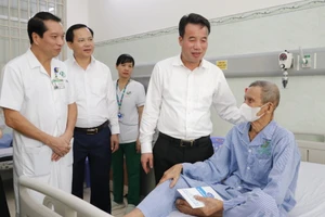 Tổng Giám đốc BHXH Việt Nam tặng sổ BHXH, thẻ BHYT và quà cho bệnh nhân nghèo tại TPHCM