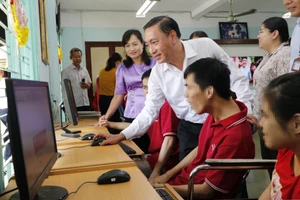 Phó Chủ tịch HĐND TPHCM Phạm Thành Kiên thăm, tặng quà tết gia đình chính sách, trẻ mồ côi