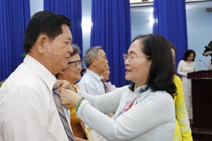 Đồng chí Nguyễn Thị Lệ trao Huy hiệu Đảng tại huyện Củ Chi