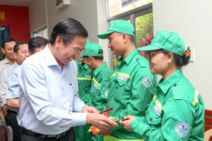 Chủ tịch UBND TPHCM Phan Văn Mãi: Anh chị em công nhân vệ sinh làm cho bộ mặt thành phố rạng rỡ hơn