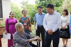 Giám đốc Sở LĐTB-XH TPHCM Lê Văn Thinh thăm người cao tuổi đang được chăm sóc tại Trung tâm Dưỡng lão Thị Nghè. Ảnh: NGÔ BÌNH