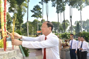 Đoàn đại biểu TPHCM dâng hương tưởng niệm các anh hùng liệt sĩ tại huyện Củ Chi