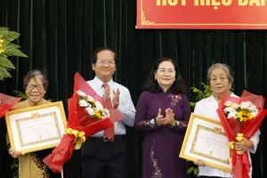 Đồng chí Nguyễn Thị Lệ trao Huy hiệu Đảng đến đảng viên huyện Hóc Môn