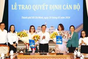 Chánh Văn phòng UBND TPHCM trao quyết định đến bà An Thị Liên Phương và bà Nguyễn Thị Ngọc Vân