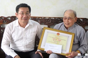 Phó Chủ tịch UBND TPHCM Dương Ngọc Hải thăm, chúc thọ người cao tuổi