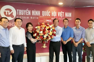 Đồng chí Phan Văn Mãi cùng đoàn tặng hoa chúc mừng Văn phòng Thường trú Truyền hình Quốc hội Việt Nam khu vực miền Nam. Ảnh: HOÀNG HÙNG