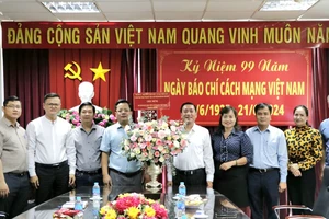 Đồng chí Phạm Thành Kiên cùng đoàn chúc mừng Cơ quan thường trực miền Nam Tạp chí Cộng sản