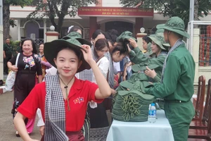 Sinh viên Lào, Campuchia giao lưu cùng học viên Trường Quân sự Quân khu 7