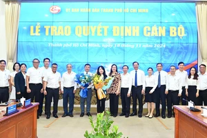 Chủ tịch UBND TPHCM trao quyết định bổ nhiệm nhiều cán bộ chủ chốt